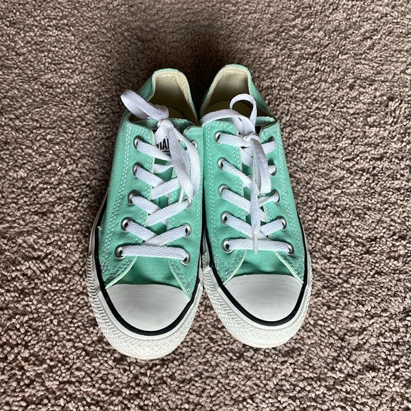 Women’s Size 6 Converse - Picture 1 of 4